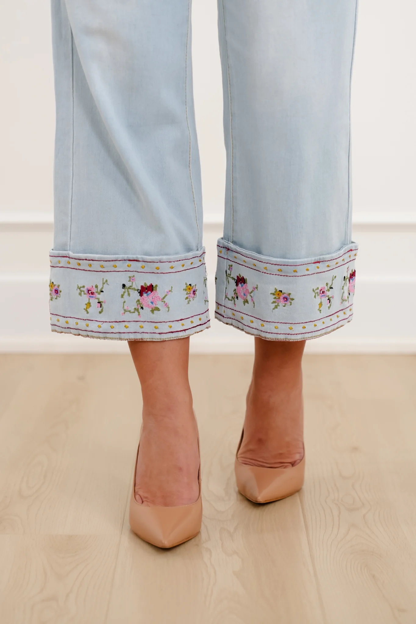 Light Washed Cropped Denim Pants with Embroidered Flowers - Image 4
