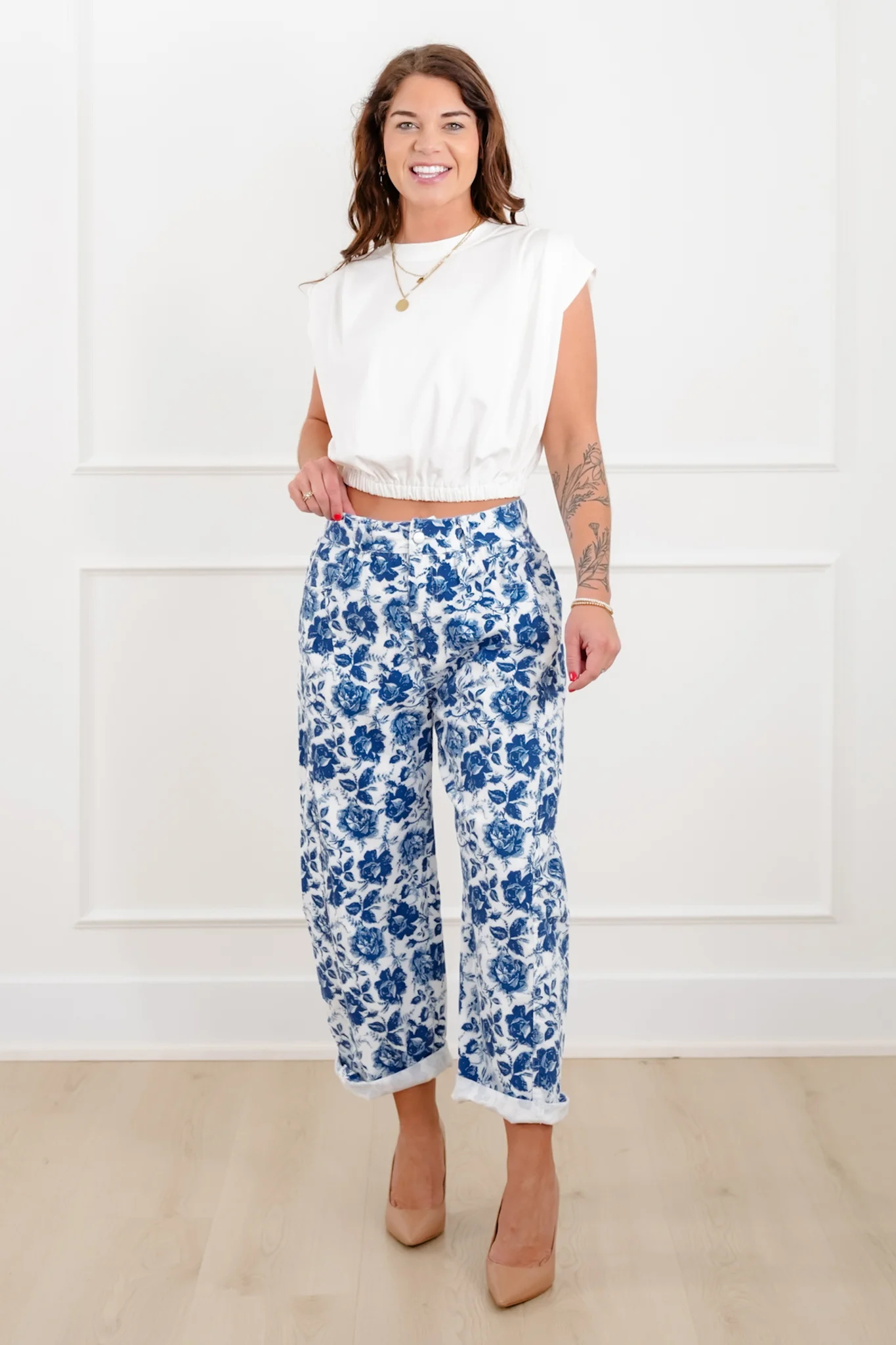 White Pleated Shoulder Elastic Hem Crop Top - Image 3